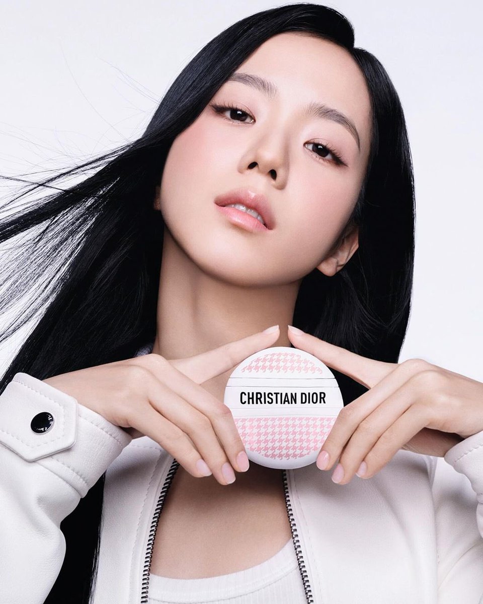 📷290424| Dior Beauty Instagram update with Jisoo.

'Never stop playing the game with @.sooyaaa and this year's limited-edition version of Le Baume. Larger than life, the playful pink houndstooth pattern is the must-have accessory of the season.'

JISOO FOR DIOR BEAUTY