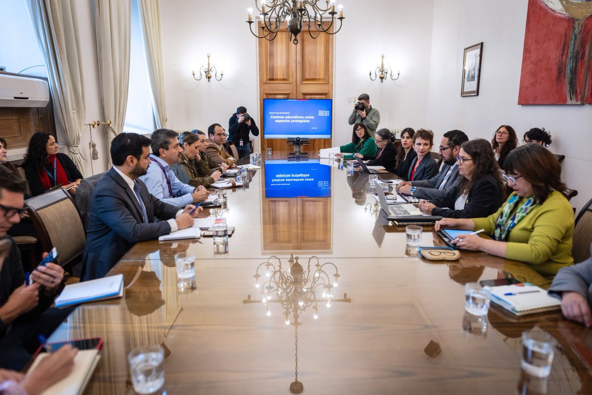 Junto al ministro @nico_cataldo recibimos las propuestas elaboradas por un amplio grupo de autoridades en materia de violencia escolar. El objetivo es tener una estrategia país para combatir la violencia en las escuelas y proteger a niños, niñas y adolescentes de este mal social.