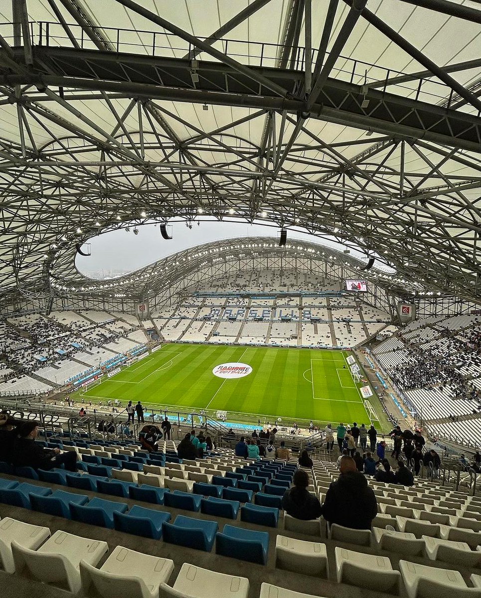 ملعب نادي مارسيليا - Olympique de Marseille
إسم الملعب فيلودروم - Stade Velodrome
السعة67.394ألف متفرج  الإفتتاح1937 
أخر عملية تجديد من عام 2011_2014 بتكلفة تقدر ب268مليون يورو (80منطقة ضيافة الskybox )
#EuropaLeague 
#اليورباليغ 
#زاوية_الملاعب