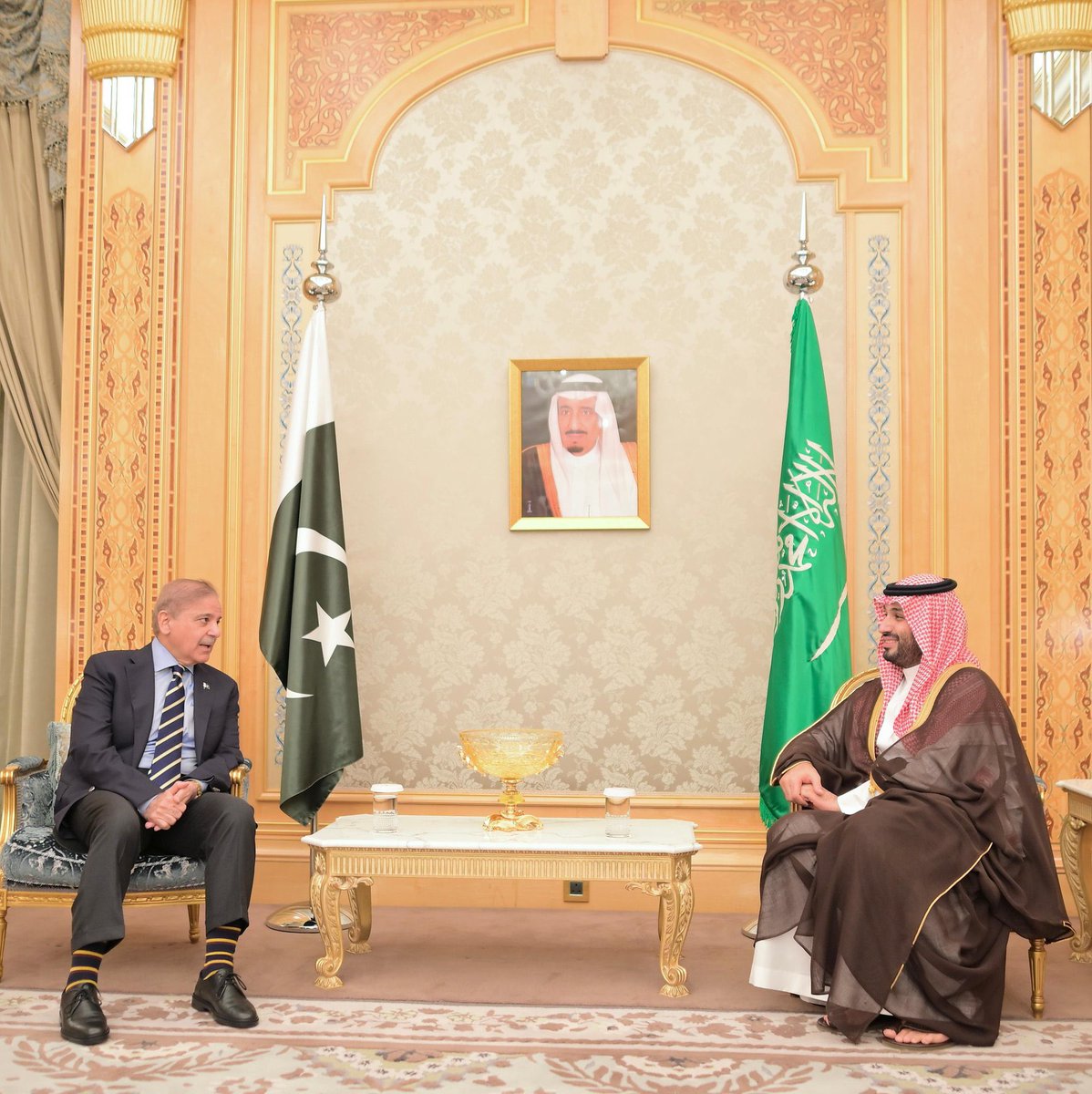 An extremely important meeting between the Prime Minister of Islamic Republic of Pakistan, Shehbaz Sharif and Crown Prince Mohammed Bin Salman is taking place right now. The body language of both leaders shows trust and appreciation for each other. Good news coming soon! 🇵🇰