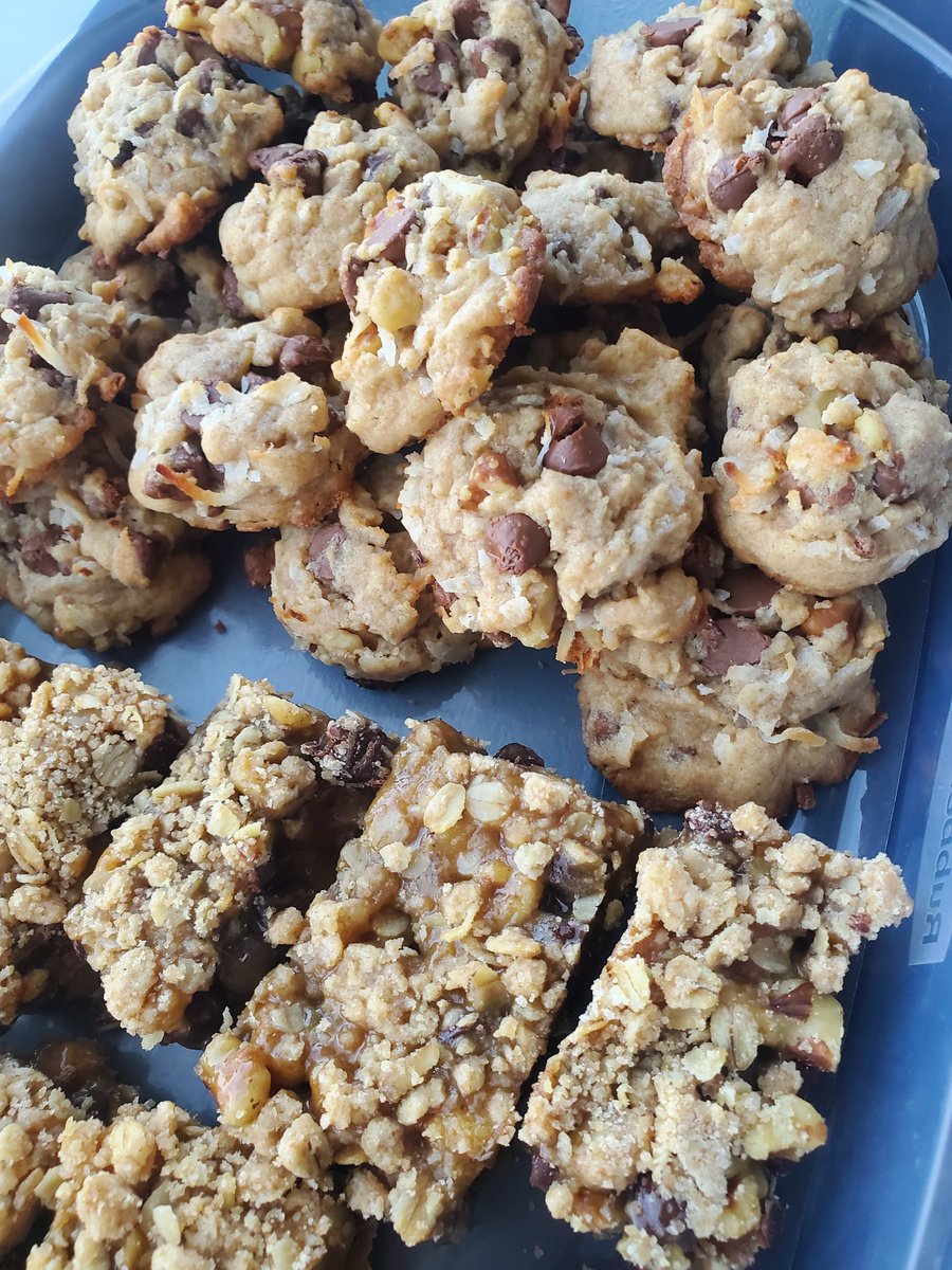 Island cookies and oatmeal caramel chewy bars for my students as they share their final projects in tonight's class at Syracuse.🧡🍊 #ArtofRadio #ProfessorLawrence