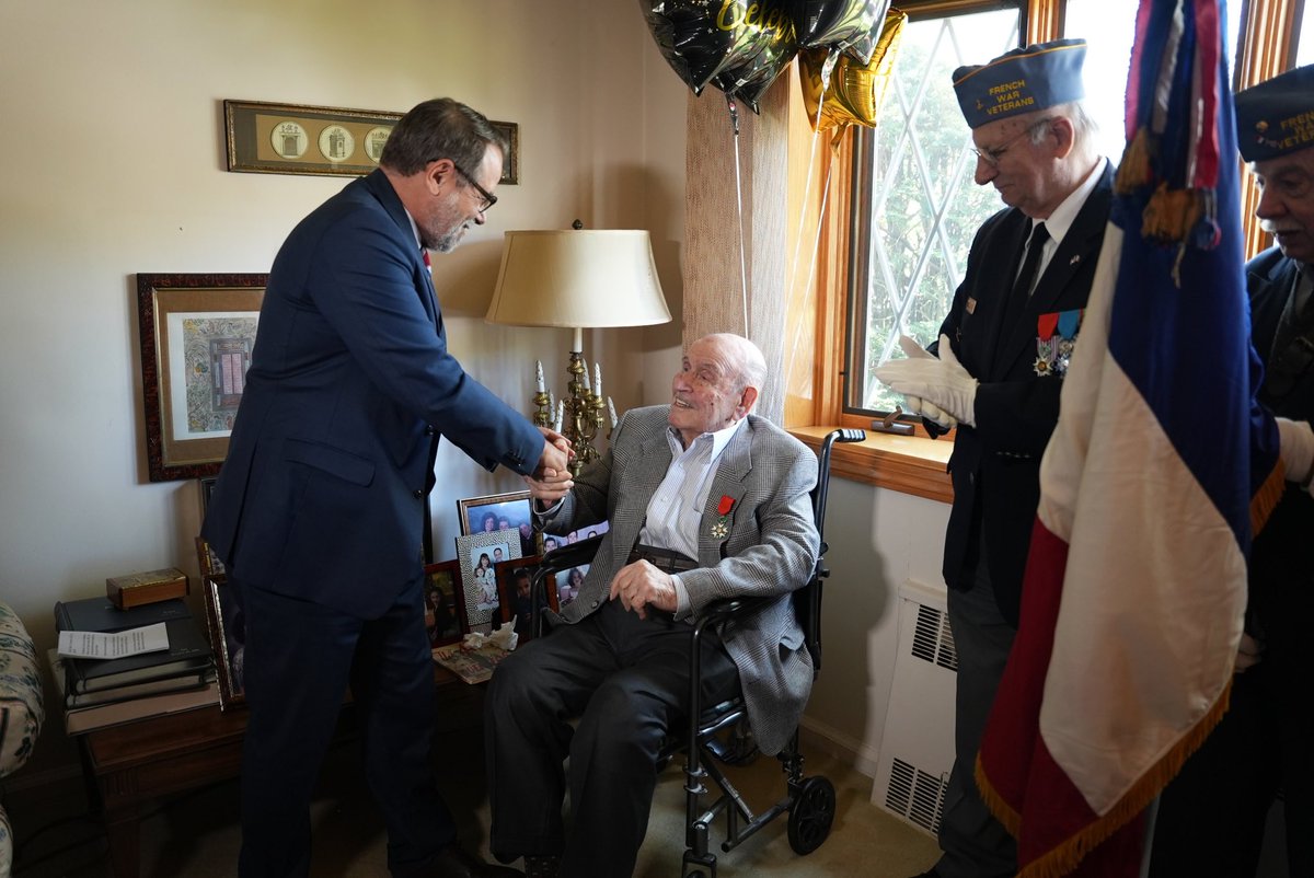 On Friday, 101 year old #WW2 #veteran Jack Hausman received the Legion of Honor from Acting Consul General of #France in #NewYork, Damien Laban, with @RepGraceMeng
& @JamesHendonNYC. To learn more, check out our article 👉 urlz.fr/qtmr
@Mission80ans #DDAY #80years