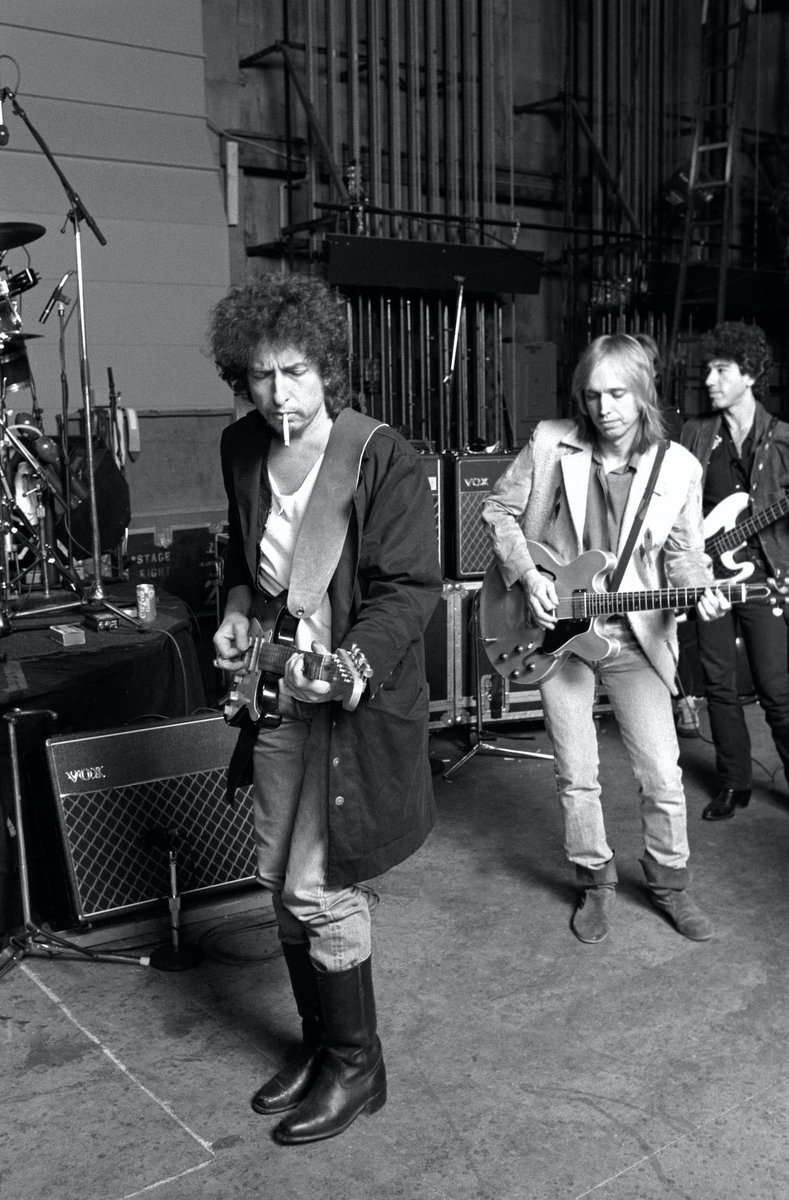 Bob Dylan rehearses with Tom Petty and the Heartbreakers, L.A., 1985. 📸: Neal Preston. #BobDylan #Dylan #TomPetty