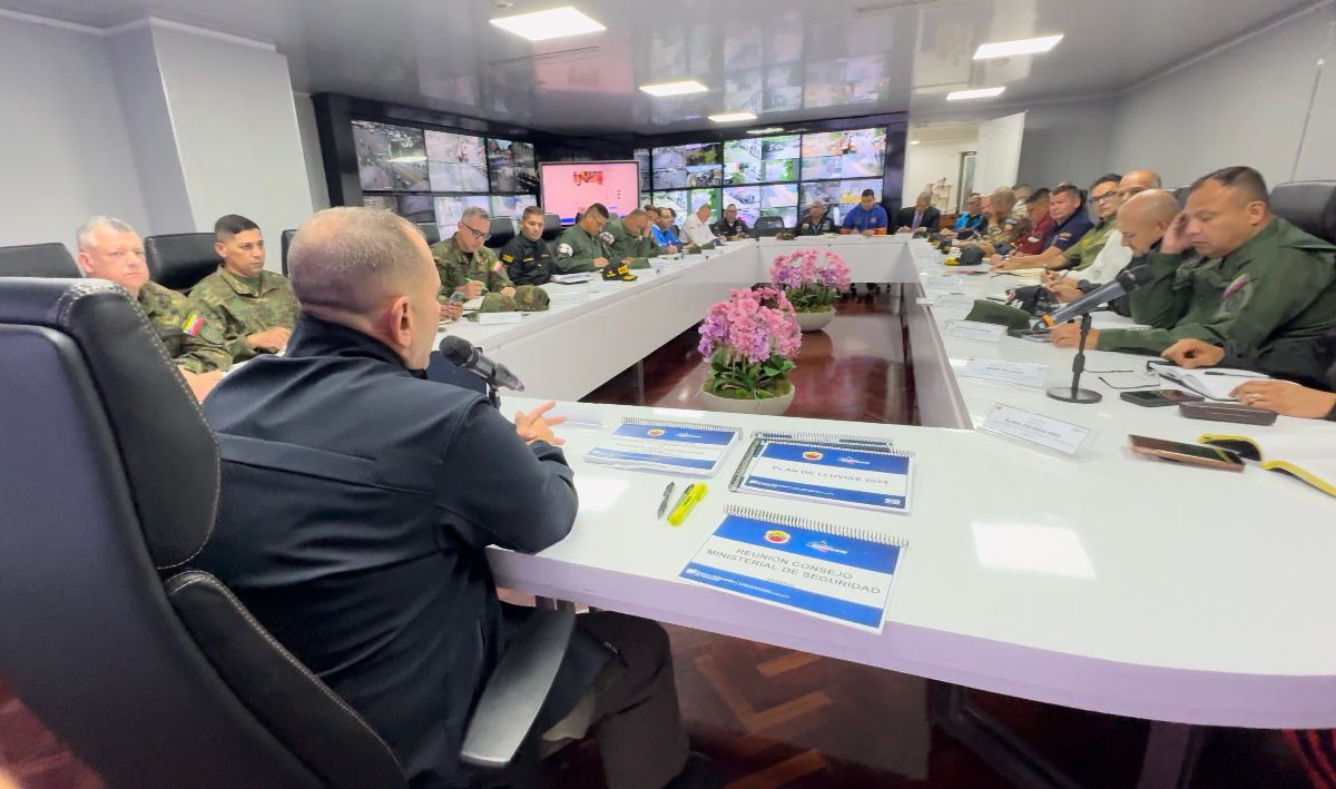 🇻🇪Este lunes, el Vpdte. Sectorial AJ. @CeballosIchaso1, sostuvo una nueva reunión del Consejo Ministerial de Seguridad, con autoridades de la @VSeguridadYPaz, en el cual revisaron las acciones del Plan de Atención a las Lluvias 2024. #VenezuelaPaísDeEsfuerzoPropio