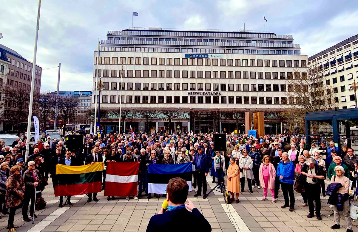 Stockholm today: RuZZia, as war criminal state, must pay financial reparations for aggression against & all destruction in #Ukraine. Democratic world must transfer all 🇷🇺 frozen financial assets to 🇺🇦, for rebuilding the state! #JusticeWillPrevail #SlavaUkraini