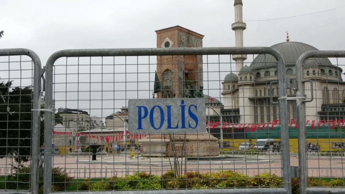 İstanbul Valisi Davut Gül, 1 Mayıs kutlamalarının yapılmayacağını duyurmuştu. Polis bugün Taksim Meydanı'nda bariyerlerle önlem aldı. haber.com/gundem/taksim-… #haber #sondakika #Taksim #1Mayıs #polis