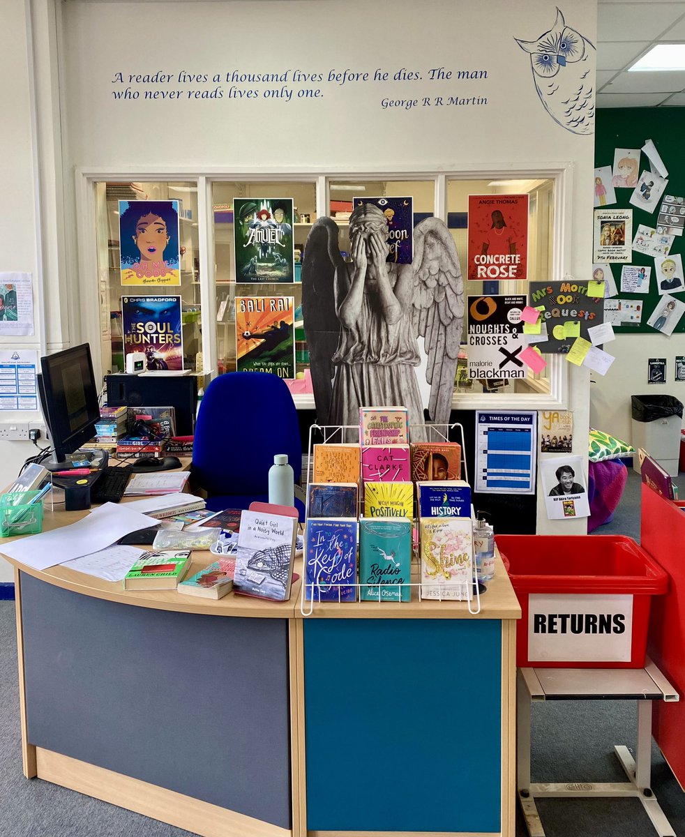 We have some help in the library for #starwars week…😱😱 

But don’t look at them, they are VERY shy 😂

#schoollibrary #maythefourth