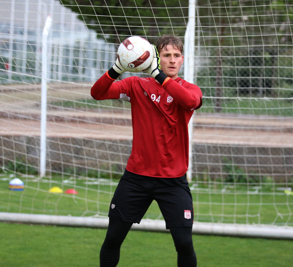 Bugün gerçekleştirdiğimiz antrenmanda kalecilerimiz 🧤 Ali Şaşal Vural 🧤 Dorde Nikolic 🧤 Hüseyin Arslan 🧤 Serkan Kaan Sarman Takımdan ayrı çalıştı.