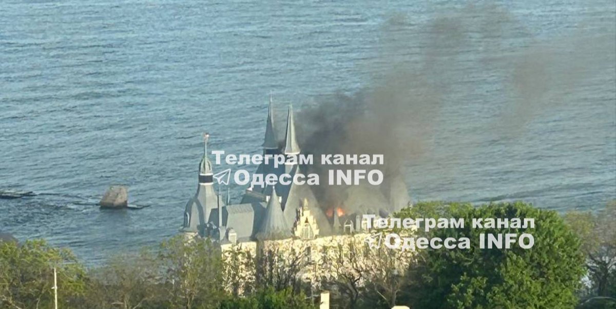 В наслідок балістичної атаки горить замок підрахуя Кивалова. Яка іронія.