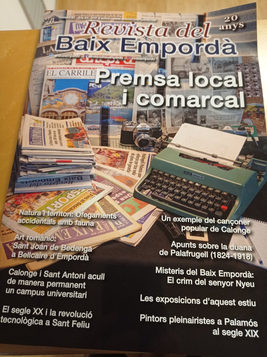 M' ha fet gràcia aquesta portada. Jo encara tinc la Olivetti per casa, companya infatigable de treballs d' institut i de carrera, junt amb el ditxós 
Typp-Ex.