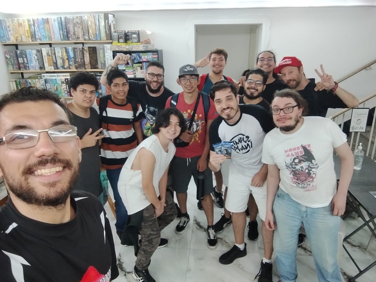 A sexta edição do Commander10, foi na Itabuleiros em São Paulo! Uma casa de Board Games que adorou a idéia e quis fazer uma edição por lá! Novamente, só pessoas legais entrando pra nossa comunidade e a galera comparecendo pra mostrar que temos espaço! Vocês são demais!