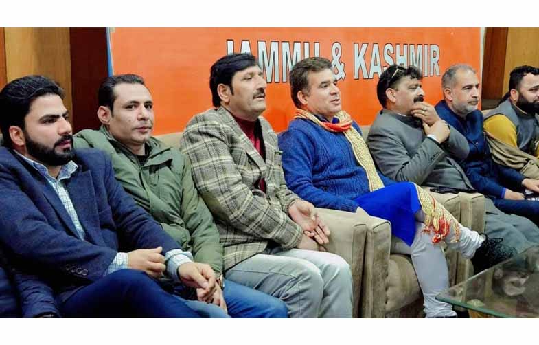 Ravinder Raina discusses election Strategy with BJP Workers in Kashmir