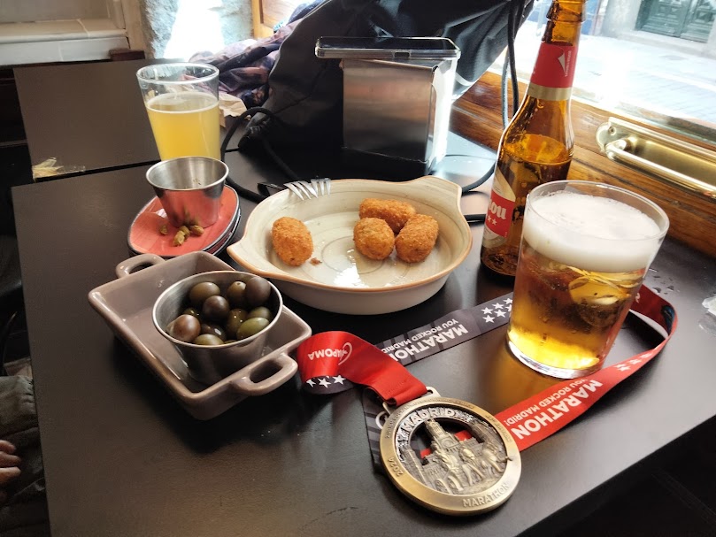 julianigle11's tweet photo. La #MedalMonday de #RNRMadrid con sus huevos patatas y chorizo y su bebercio.
La 🏅de maratón finisher + pulsera de #Las5Grandes de @ZurichSeguros, 46 en total
Antes, el domingo #MedalSundayLunch en Muerde Madrid.
Y por la noche... Rock y Pop 🇪🇸 en el Penta la #sundaynightfever https://t.co/7MYFcZiKNA