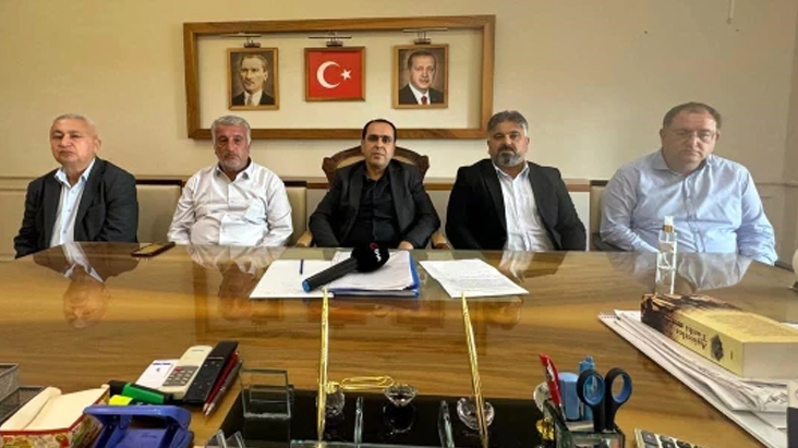 Şanlıurfa'nın Birecik ilçesinin DEM Partili Belediye Başkanı Mehmet Begit ile 4 meclis üyesi partilerinden istifa etti. 

İstifa gerekçesi olarak seçim sonrası süreçte Diyarbakır Sur Belediyesi'ndeki devir teslim töreninde, Türk bayrağına, Atatürk ve Cumhurbaşkanı Erdoğan…