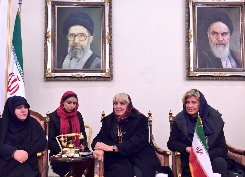 baerbockpress's tweet photo. Heute hat Claudia mich im Iran vertreten und für feministische Außenpolitik geworben. Sie hat das gut gemacht, obwohl sie sich leider mehrmals versprochen hat und ihr Englisch miserabel war. Ich bleibe halt unersetzlich. https://t.co/IiniZOb5pI