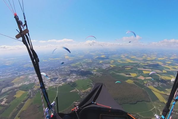 VIDÉO. "C'était un moment d'exception" : ils battent un record de parapente en parcourant 463 km en vol libre

france3-regions.francetvinfo.fr/auvergne-rhone…
