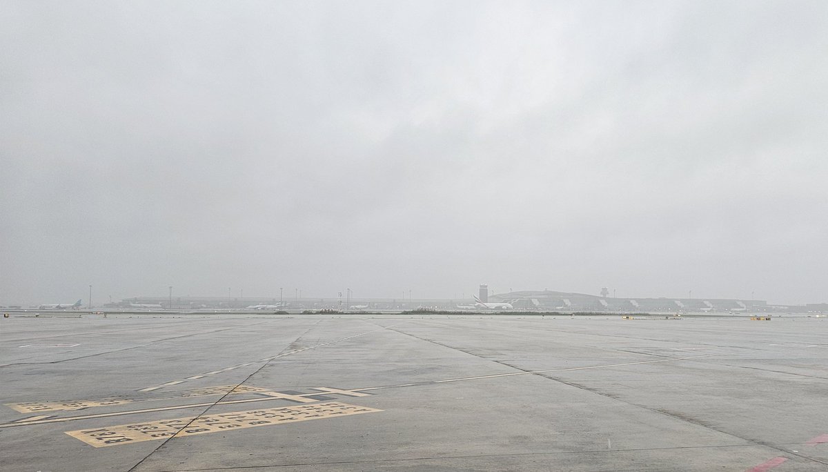 Fa moltes hores que plou amb amb ganes a l'aeroport de Barcelona-El Prat, i s'està complicant la visibilitat cada cop més. Ve un vespre complicat! #transitaeri #transitaericatalunya