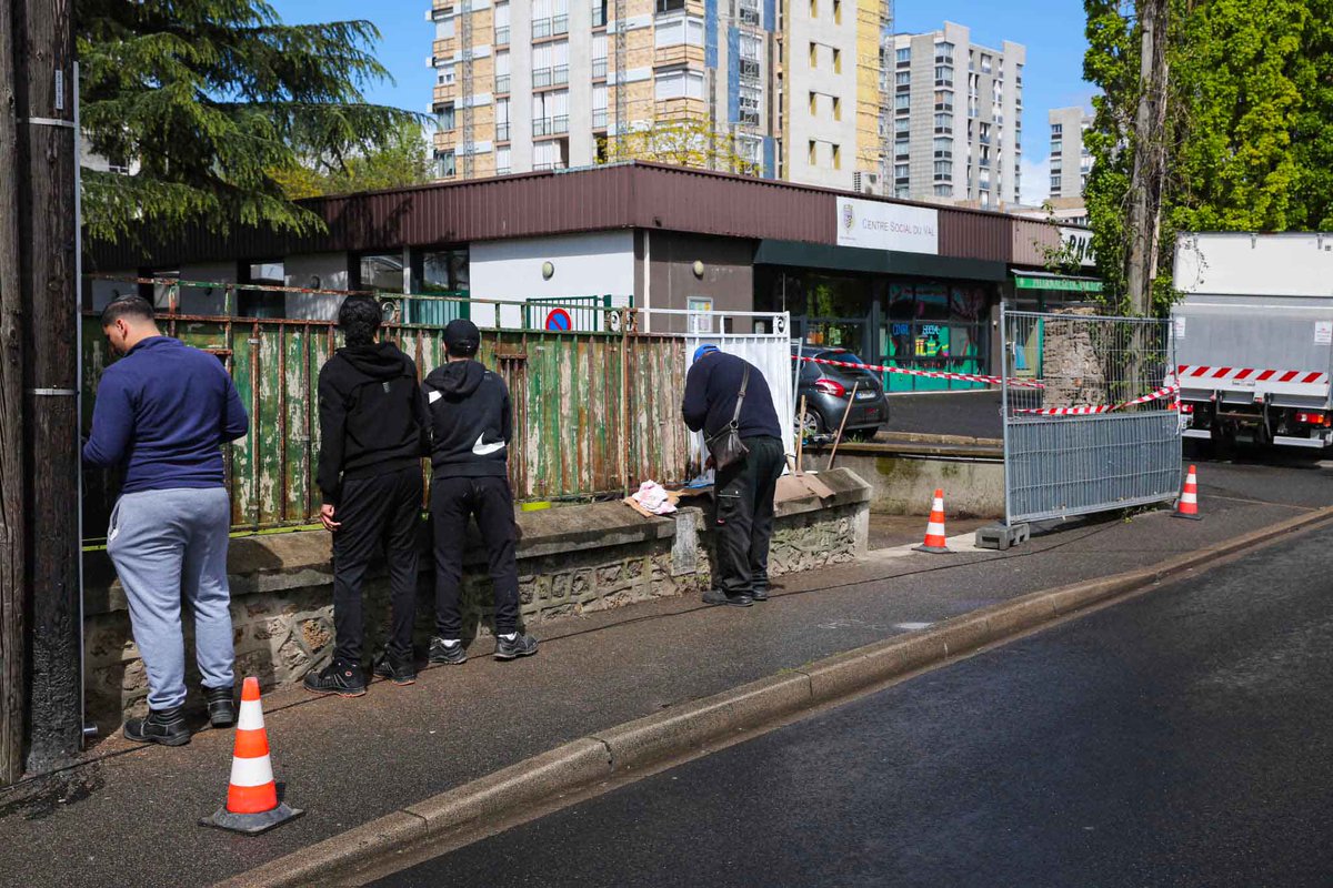 SEQENSofficiel's tweet photo. 🖌️ Au cœur d’un quartier d’Athis-Mons, un chantier éducatif

Lors des vacances scolaires d’avril, #Seqens via @ApesDsu, le service jeunesse municipal, l'entreprise #HerculeInsertion et la régie de quartier de la ville d’Athis-Mons ont organisé un chantier participatif.

Pour en savoir + 👇
https://t.co/5jhq3ygbLu