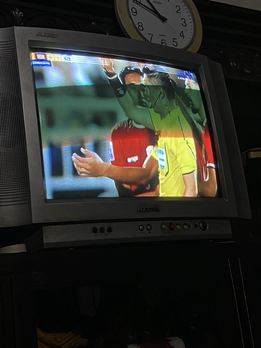 Wasit nya minta ngumpulin dukun2 Indonesia ya? Jelas2 si ridho nendang bola dan bolanya ketendang bisa2nya kartu merah
🤬🤬