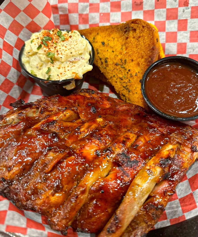 Couldn't quite get the BBQ fired up this weekend? No problem! @smokinjackbbq has been slow smokin' and perfecting the perfect slab of ribs all morning...When the BBQ is this good, you may never even think of doing it yourself again! 🤩🍖🔥👌