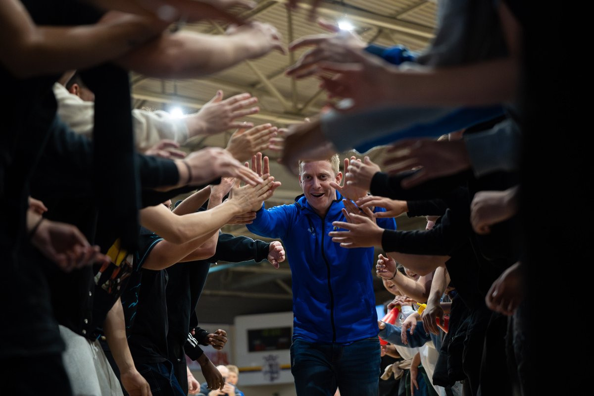 BasketTorrejon's tweet photo. Súbanse a la Colo-neta 🛻

𝘏𝘢𝘺 𝘦𝘴𝘱𝘢𝘤𝘪𝘰 𝘱𝘢𝘳𝘢 𝘵𝘰𝘥𝘰𝘴, dice @colozuttion 

#SomosTorrejon🔵💛

📸 @OscarRibasT https://t.co/kBTeDaYHCY