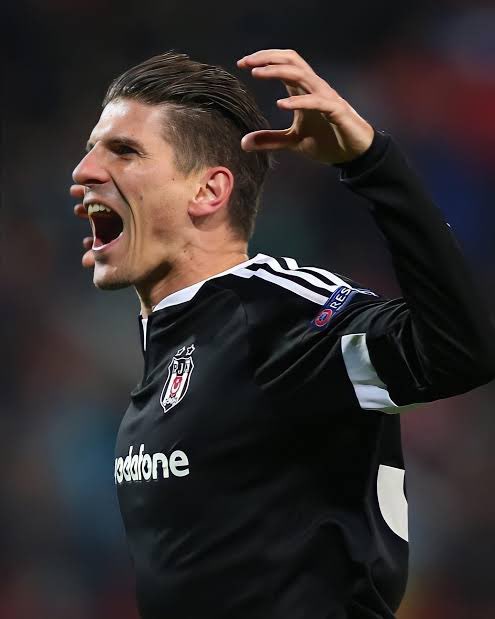 🎙️Mario Gomez, Almanya'da bir podcast programına konuk oldu: 'İnsanlar, Türkiye'ye para için gittiğimi düşündü ancak ben sadece EURO2016 kadrosunda yer alabilmek için öz güvenimi kazanıp goller atabileceğim bir yere gitmek istiyordum. Bu sebeple Beşiktaş'ı tercih ettim.'