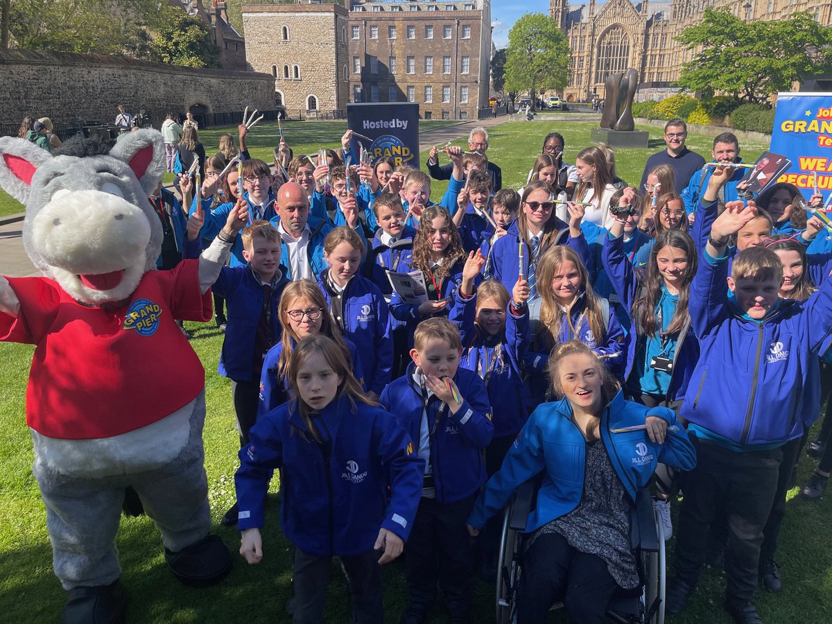 Spot Dani the Donkey!! 🫏🤩🇬🇧 Dani trotted to London today to visit the Houses of Parliament alongside budding journalists from Jill Dando News at Worle Community School. Together, they celebrated the life and legacy of Jill Dando, 25 years later ✨