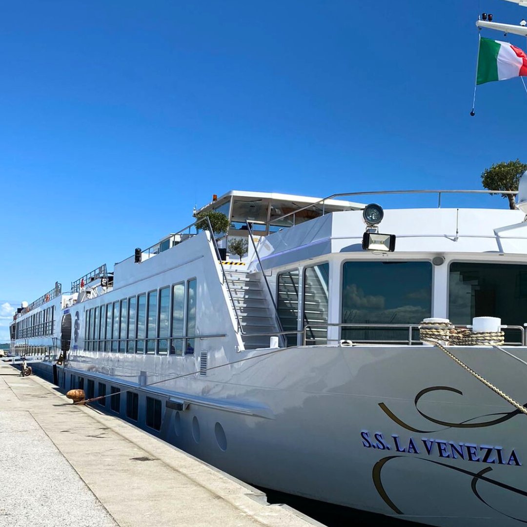 RosemaryShrager's tweet photo. Italian adventures! Boat rides, Cuttlefish ink linguine and exploring the hidden treasures of Venice!
#ItalianAdventures #BoatRides #CuttleFishInkLinguine #VeniceTreasures #ExploreItaly #ItalianCuisine #TravelItaly #DiscoverVenice #SeafoodPasta #RosemaryShrager https://t.co/2Oa6GuwVDV