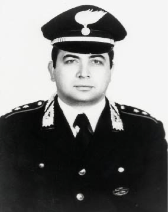 ANPIRomaPosti's tweet image. La sera del #3maggio 1980, #EmanueleBasile, ufficiale dei @_Carabinieri_ mentre con la figlia e la moglie assisteva allo spettacolo della festa del Santissimo Crocifisso a #Monreale, un killer della mafia lo uccise sparandogli alle spalle.Aveva 31 anni.