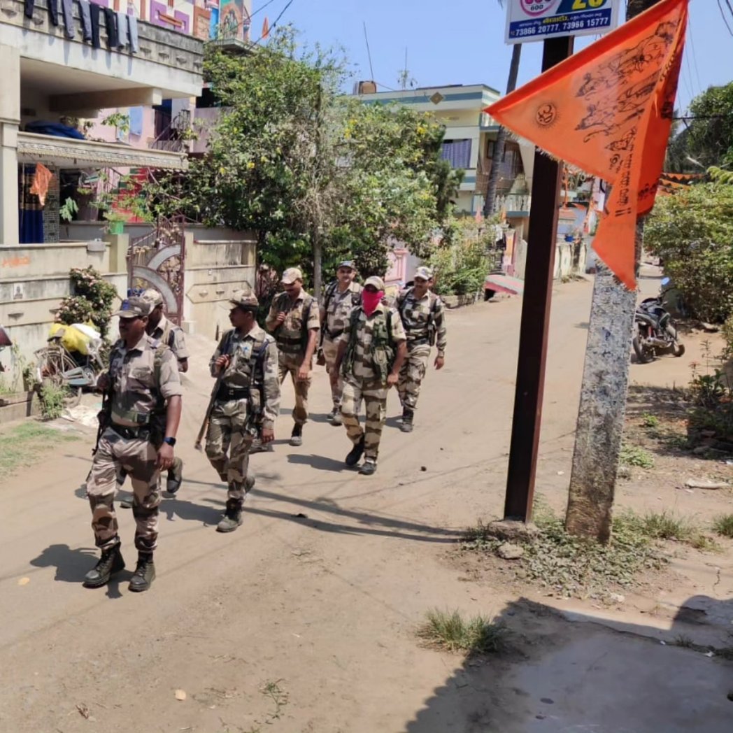 WG_Police's tweet photo. ఈ రోజు జిల్లా ఎస్పీ *డాక్టర్. అజిత, ఐపీఎస్.,* గారి ఆదేశాల మేరకు జిల్లాలోని ....పెనుగొండ, భీమవరం రూరల్, ఇరగవరం పోలీస్ స్టేషన్ పరిధిలో కేంద్ర సాయుధ బలగాలతో కలిసి జిల్లా పోలీసు వారు కవాతు మరియు గ్రామసభ నిర్వహించడం జరిగింది https://t.co/qRjUiUQAU9