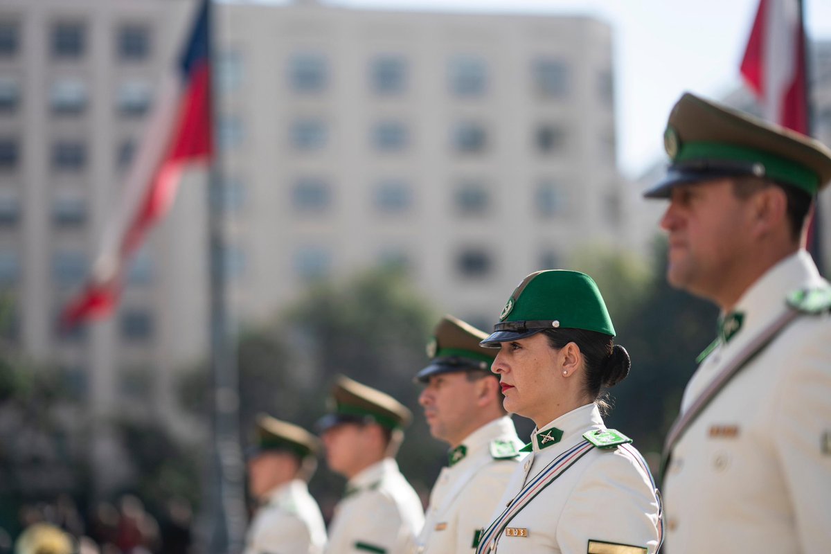 Presidente @GabrielBoric participó de toque de silencio en ceremonia de cambio de guardia de Carabineros en la Plaza de la Constitución, en homenaje a los tres funcionarios fallecidos en Cañete.