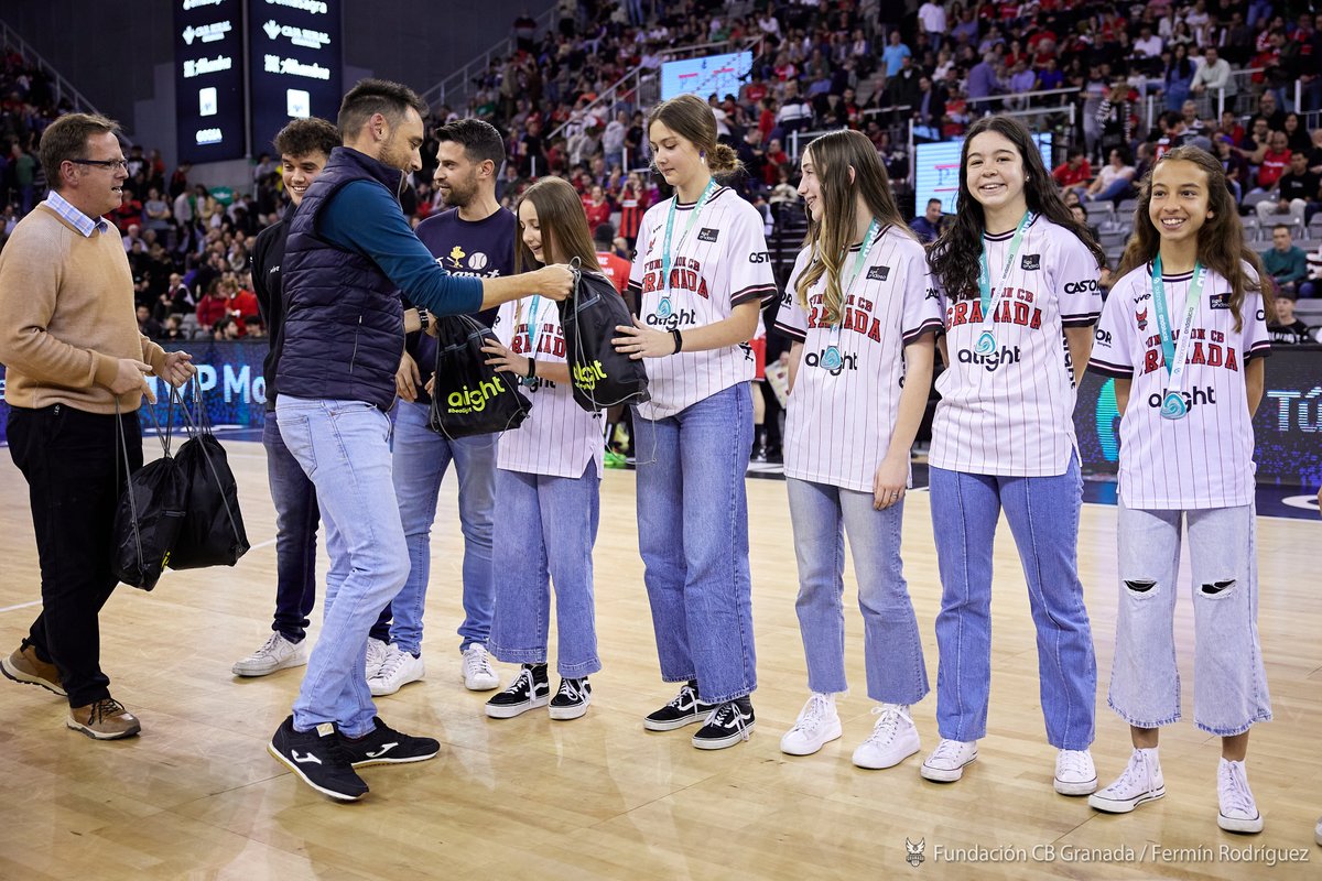 👏 El @AlightSolutions Fundación CB Granada recibió el aplauso del Palacio de Deportes tras conseguir la medalla de plata 🥈 en el #CADEBACF2024. 👉 El patrocinador principal, Alight, entregó un pequeño obsequio a las chicas de Juan Ruiz. #ContigoFundación