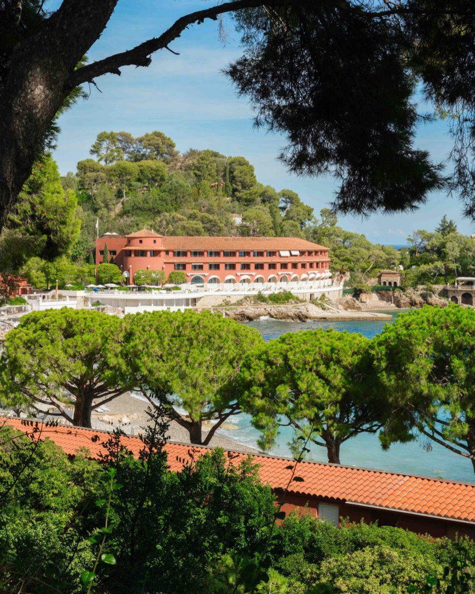 Experience the ultimate seaside getaway with a stay at @MonteCarloBeach. A haven of relaxation in the heart of nature, this Green Globe-certified establishment is the ideal place to recharge your batteries and rediscover inner harmony. Book your stay: spr.ly/6012bzNK8