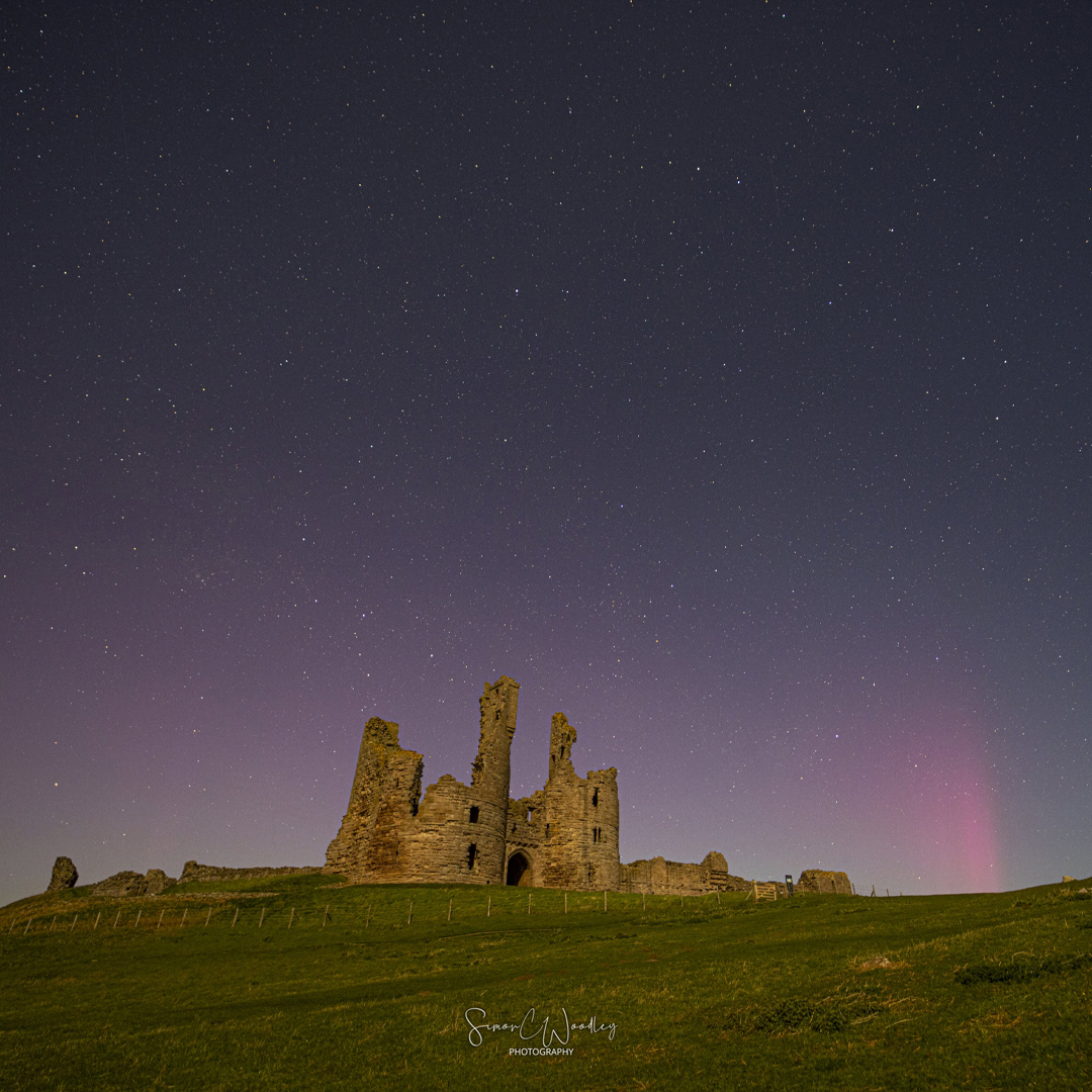 Look at the stunning night sky above Dunstanburgh Castle in Northumberland 🌠😍 #DYK that this castle was built by Thomas, Earl of Lancaster? At the time he was the wealthiest nobleman in England 💸 📸 Captured by @simoncwoodley Don't forget to tag us in your photos 🎉