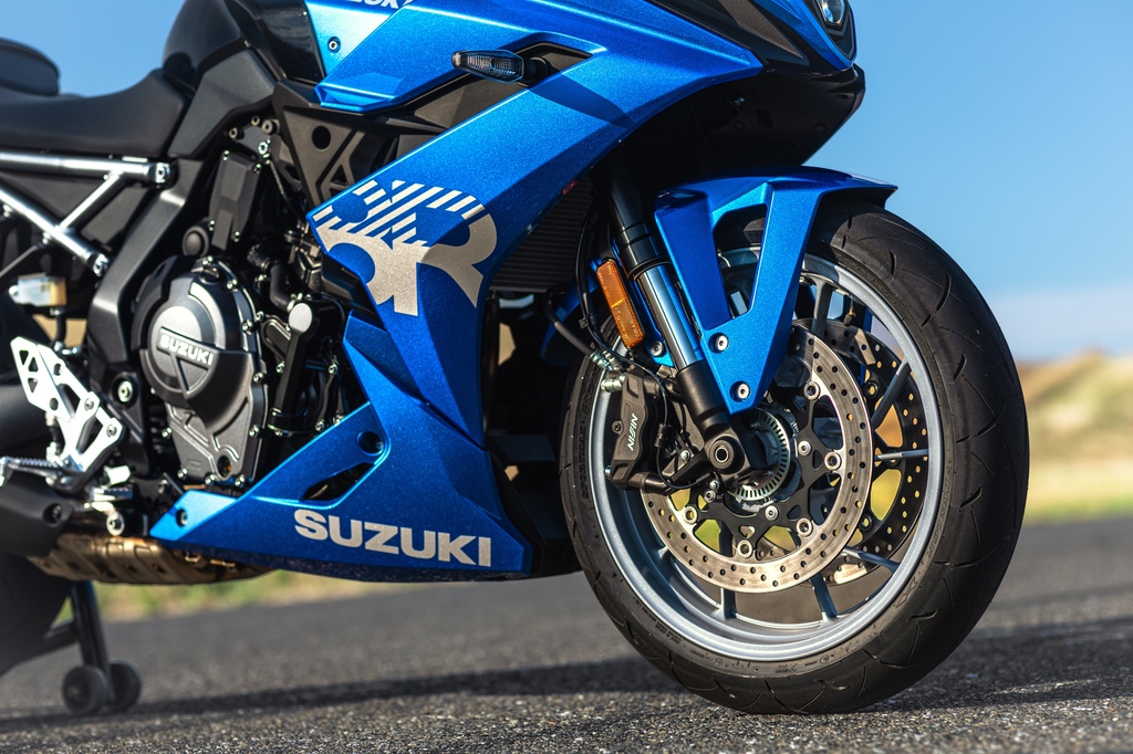 Discover the GSX-8R's dynamic design, from its sharply crafted front to the streamlined rear. Every detail, from its mass-forward aggressive stance to well-balanced proportions, showcases its performance potential. #GSX8R #PerformanceArt #SuzukiCanada