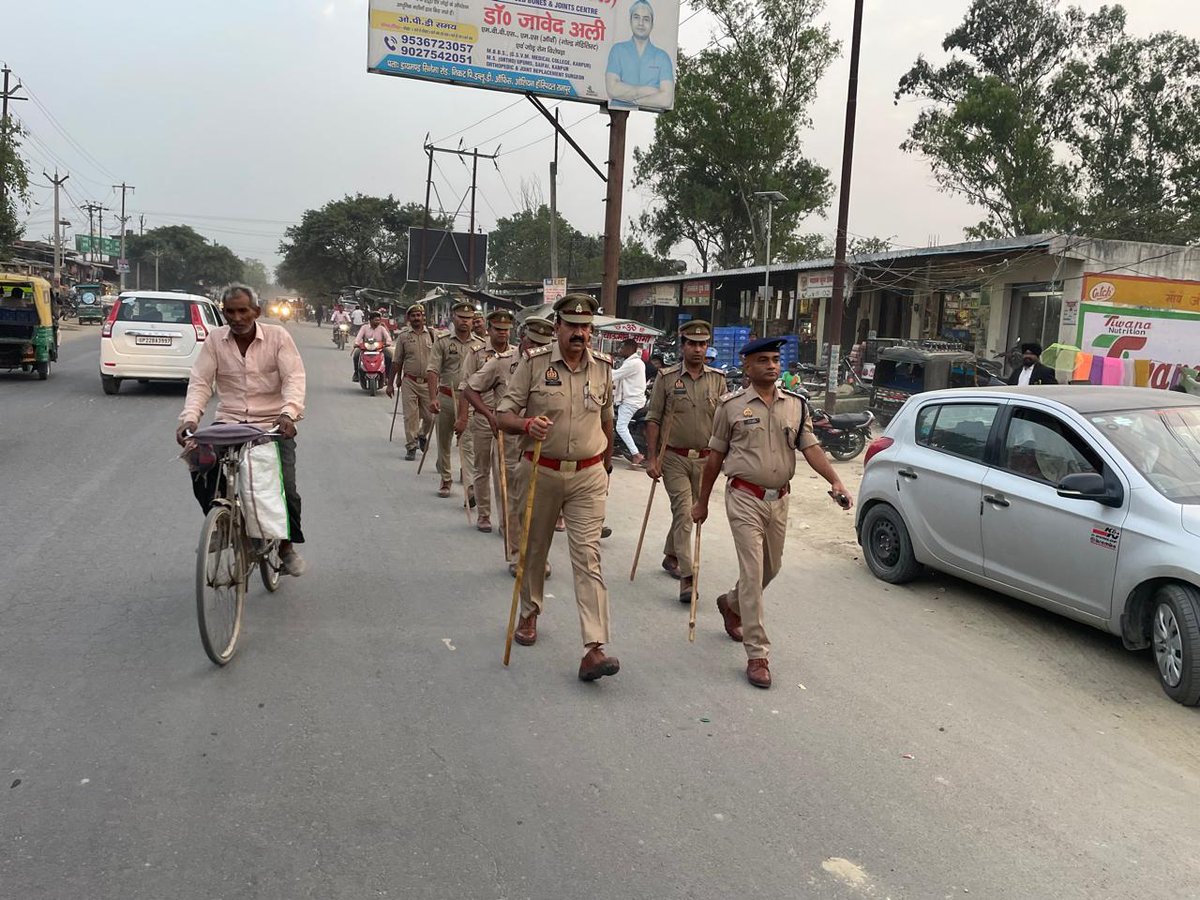 #एसपी_रामपुर के निर्देशन में क्षेत्राधिकारी टांडा #RampurPolice द्वारा अपराध नियन्त्रण,कानून/शान्ति व्यवस्था तथा जनमानस में सुरक्षा की भावना जागृत करने के दृष्टिगत थाना अजीमनगर क्षेत्रान्तर्गत पुलिस बल के साथ पैदल गस्त की गई। #UPPolice #Footpatrolling