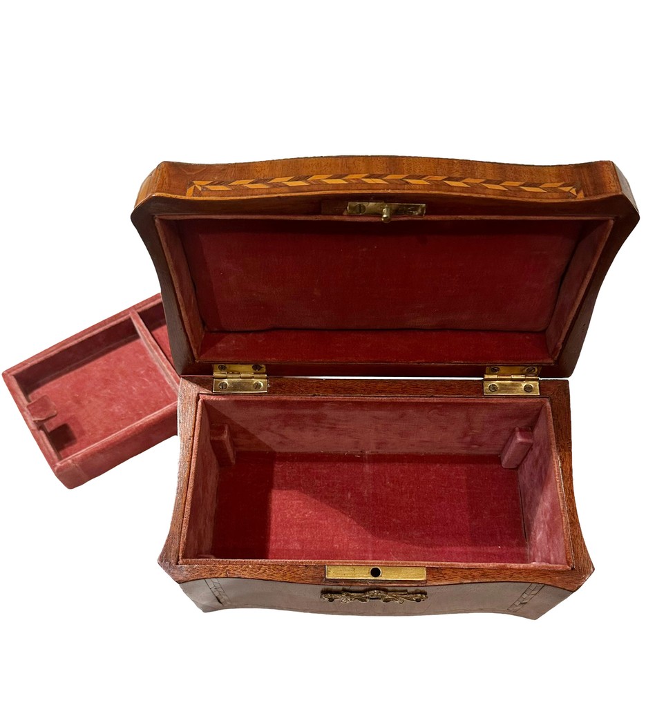 19th Century Regency Trinket Box

l8r.it/2Pnr

#brennervaldezantiques #1stdibs #1stdibsdealer #regencytrinketbox #regencybox #regencyjewelrybox #englishantiques #antiquebox #antiquejewelrybox #antiqueshop #antiquesdealer #antiquegallery