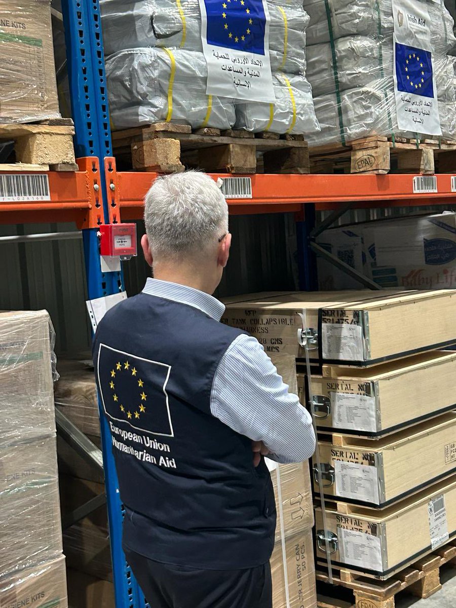 In Amman I visited the @logcluster warehouse, from where lifesaving humanitarian aid is sent to civilians in #Gaza with the support of 🇪🇺 Predictable and sustained humanitarian access is vital to alleviate the suffering in the Strip.