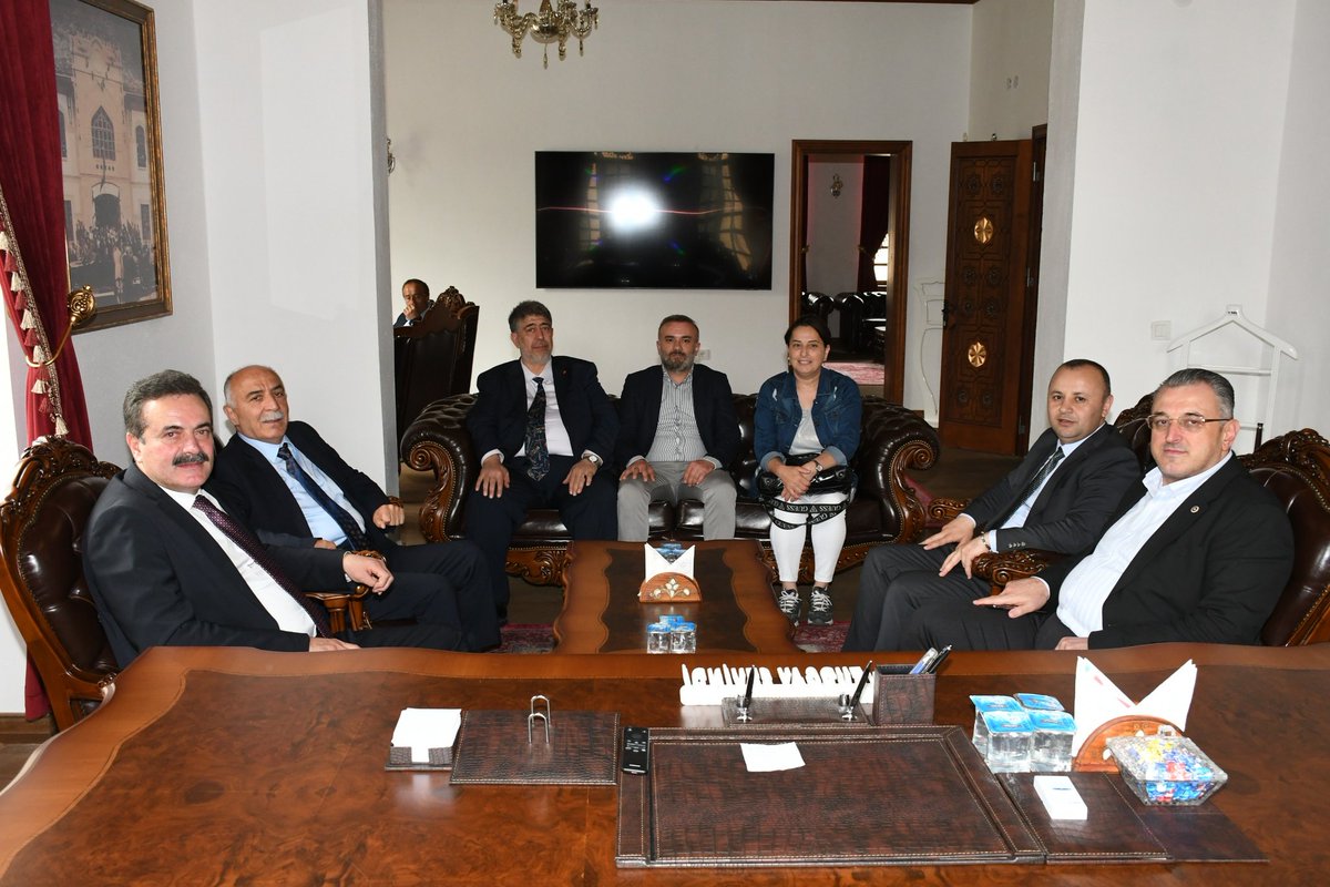 Ak Parti milletvekillerimiz Haluk İpek, Hasan Çilez, Ak Parti İl Başkanı Ekrem Toto ve yönetim kurulu üyeleri, hayırlı olsun dileklerini iletmek için belediyemizdeydi. İyi dilekleri ve nazik ziyaretleri için teşekkür ediyorum.