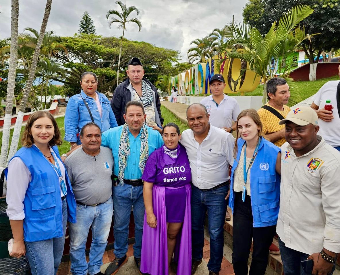 Icononzo, #Tolima. Acompañamos actividades en el marco de conmemoración del #MesDeLasVíctimas: estudiantes cantaron y sembraron un árbol para la paz; y mujeres víctimas y firmantes de paz hicieron una muestra artística y dieron un mensaje por el respeto a la identidad de género.