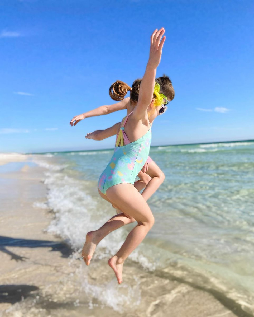 Jumping into your next family vacay in #SouthWalton ⤵️
ow.ly/oEkQ50Rov61 

📸: what.charlotte.wears on Insta