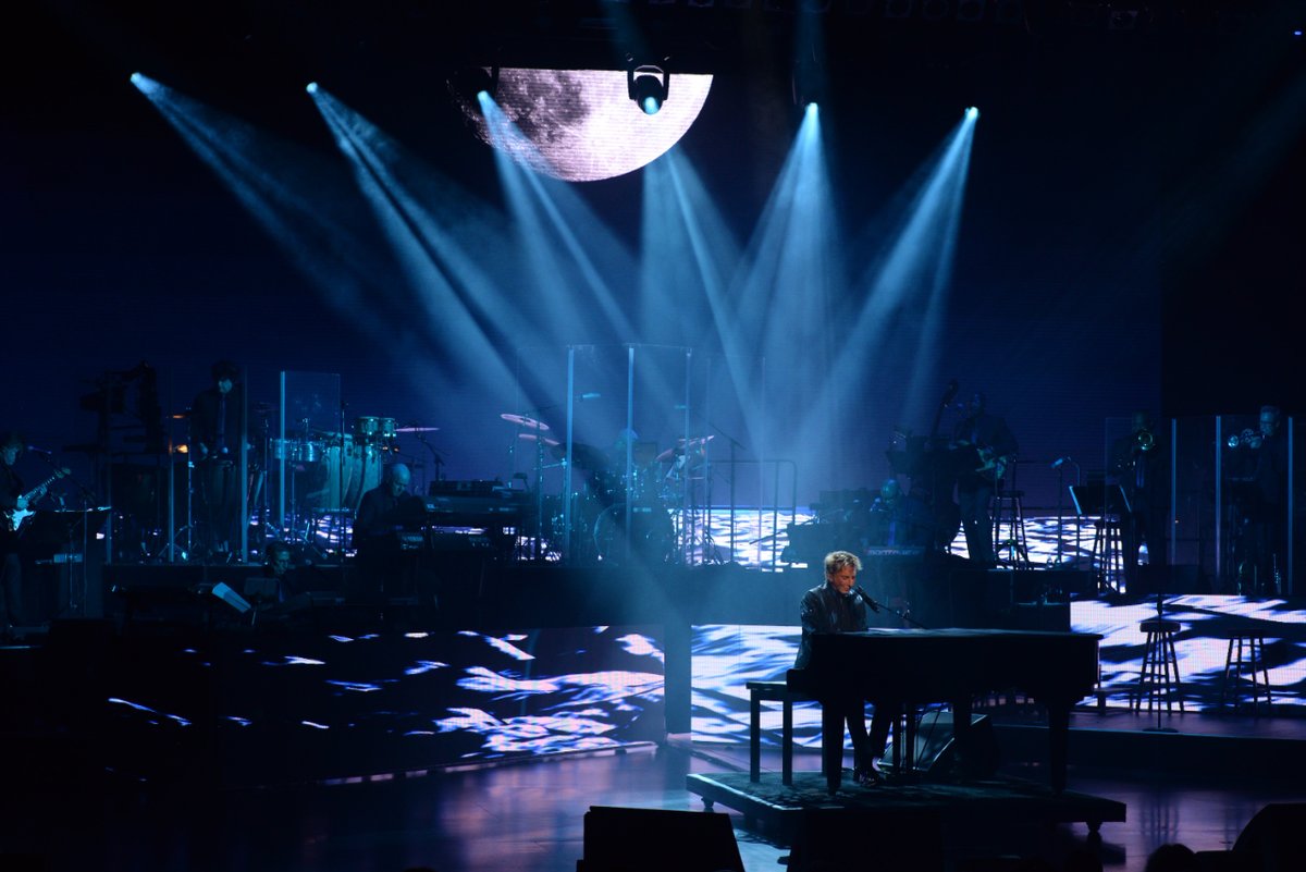 It's #ManilowMonday and Barry Manilow returns to the international theater this week. What song are you eager to hear? resort.to/barrymanilow