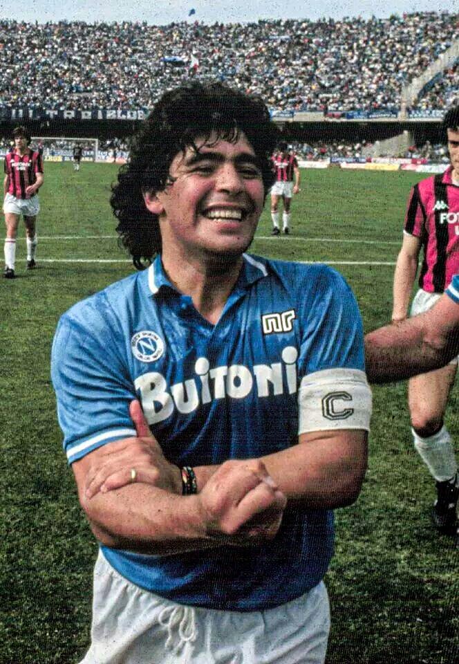 🇦🇷 Hoy, que se cumplen 34 años del último Scudetto del Napoli, [ABRO HILO] de los mejores momentos de Diego Armando Maradona en el club italiano.

Arranquemos. 🥹🍿