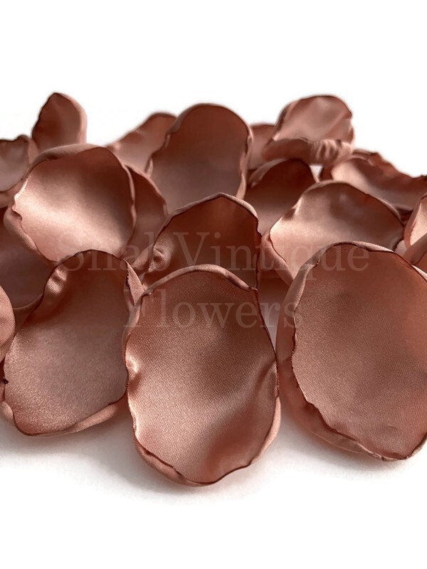 Rose Gold Petals dlvr.it/T69mmM #weddingflowers #centerpieces #handmade #flowergirlpetals #partydecor #confetti #bridal #weddingideas