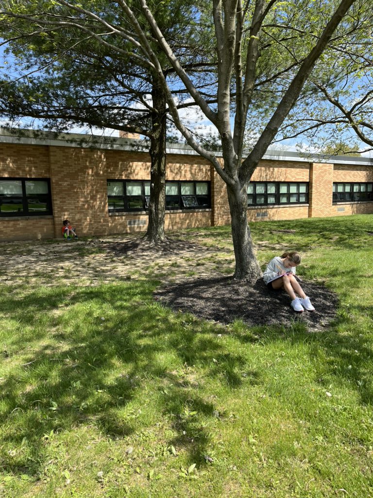 _Miss_Flowers_'s tweet photo. Beautiful day for outdoor narratives. https://t.co/ZzD5EZDOSQ