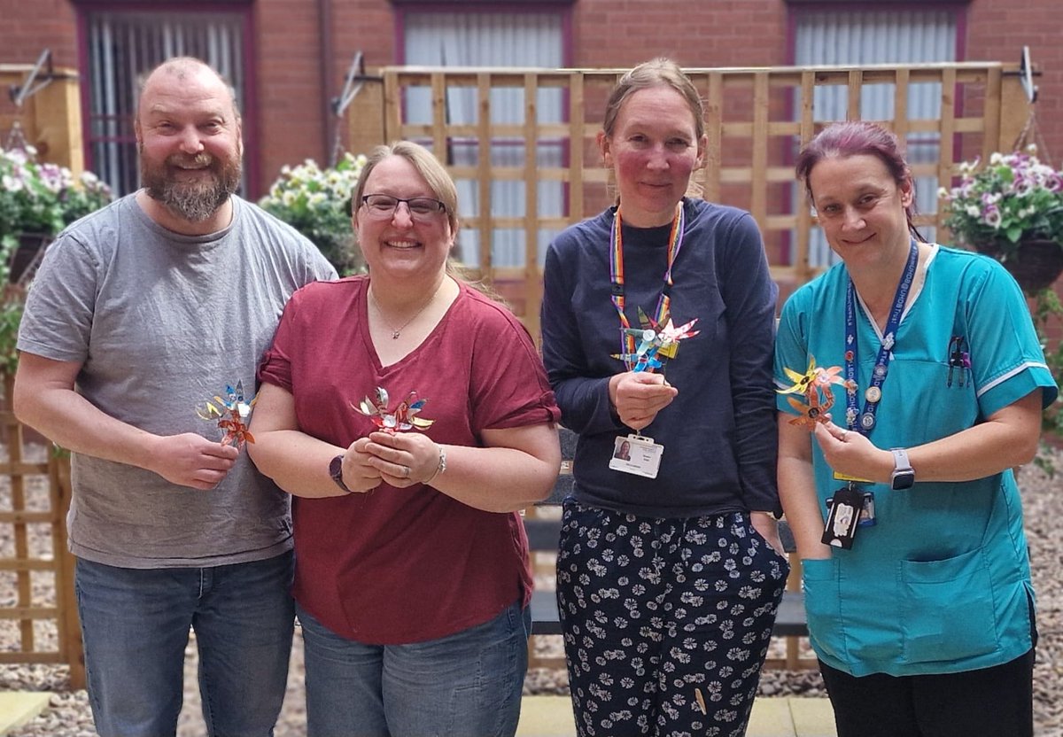 It is always amazing to see the creative skills on show at the NHS- wonderful metal and wire blooms out of recycled materials made by staff with Artist Anna Roebuck, part of the 'Made in the NHS' project @TheMakingHouse #recycle #green @hospitalcharity #metal #flower #NHS