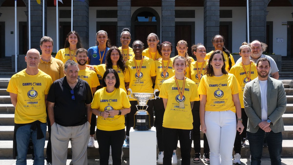 🏆Las campeonas de la #LigaIberdrolaVB llegaron a las Casas Consistoriales con su nuevo trofeo. 🏐Las deportistas del @cvjavolimpico_ consiguen un póker de títulos esta temporada: Copa Ibérica, Supercopa, Copa del Rey y Liga Nacional. ¡Enhorabuena por este año👏!