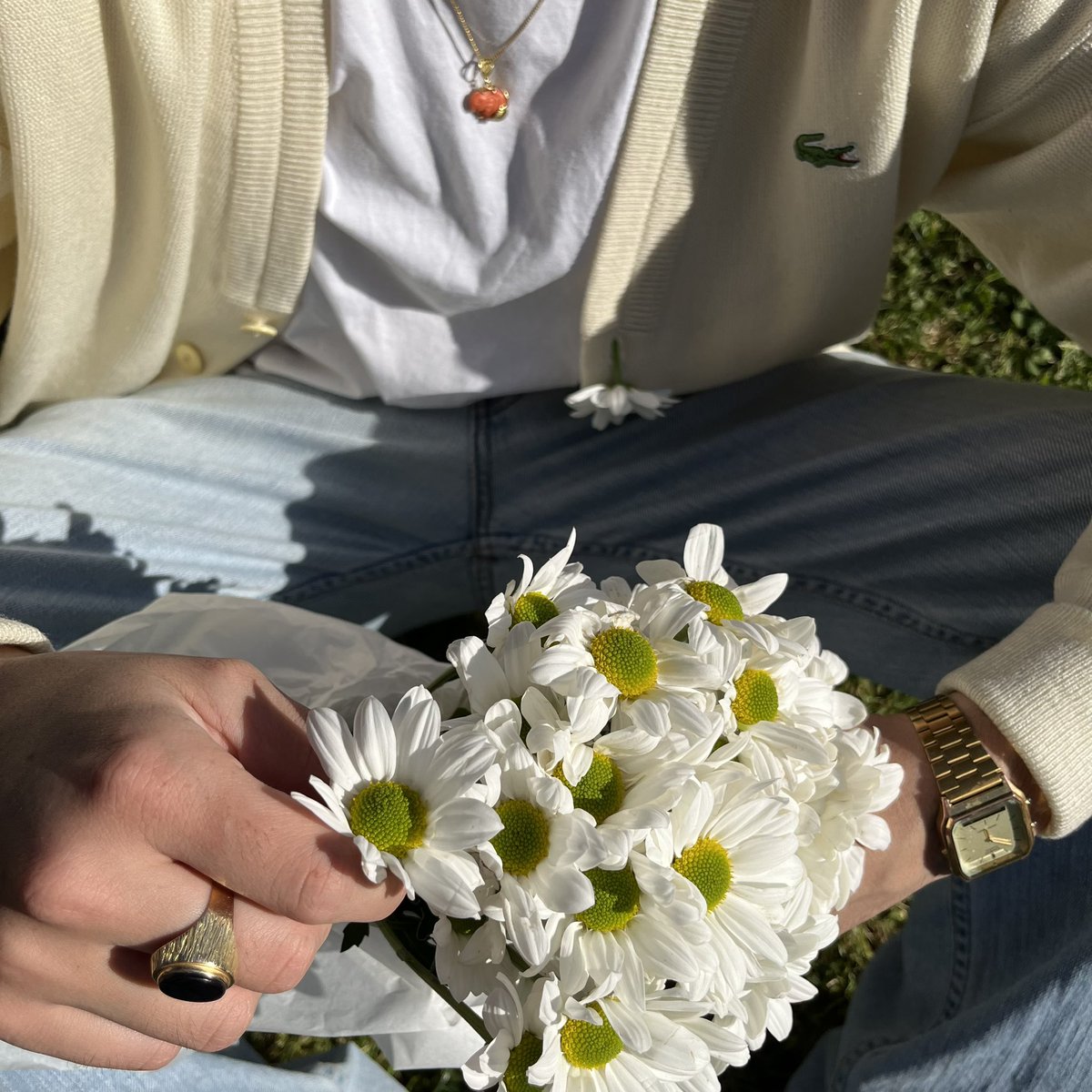 9 de mayo “De Nadie” is out con mi hermano @nachitomtnez yesyesyes 
🌼🌼🌼