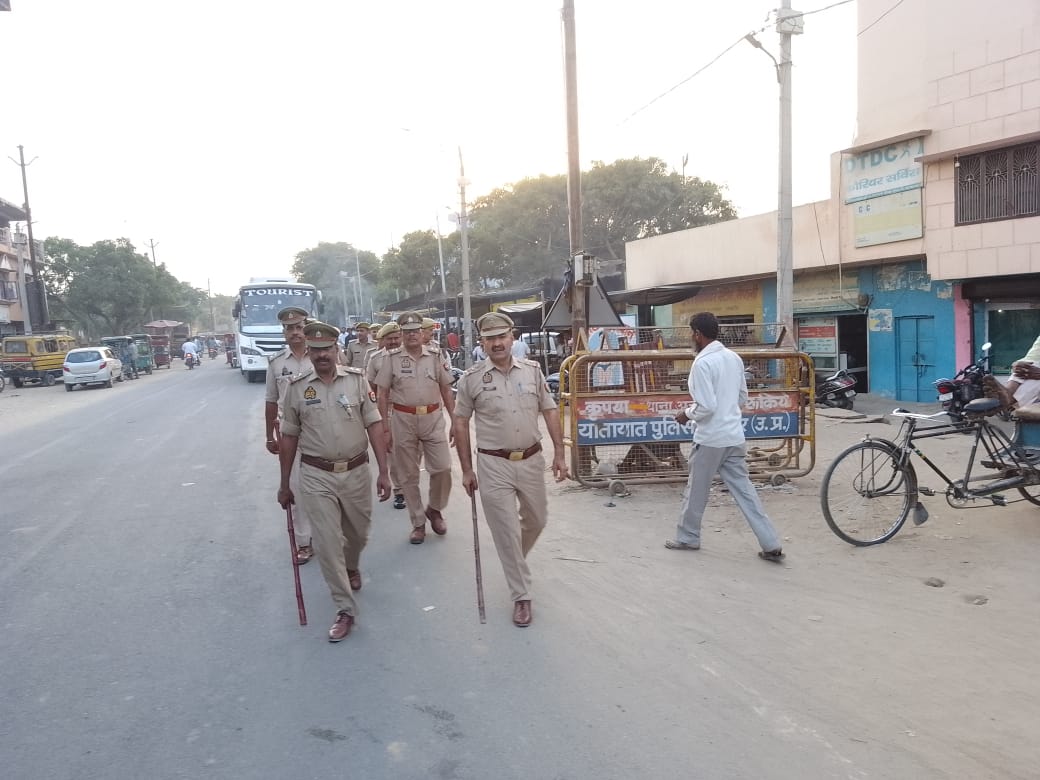 #एसपी_रामपुर के निर्देशन में थाना सैफनी #RampurPolice द्वारा अपराध नियन्त्रण,कानून/शान्ति व्यवस्था तथा जनमानस में सुरक्षा की भावना जागृत करने के दृष्टिगत क्षेत्रान्तर्गत पुलिस बल के साथ पैदल गस्त की गई। #UPPolice #Footpatrolling