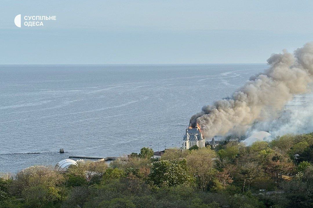 Росіяни завдали ракетного удару по Одесі. За попередньою інформацією, поранено вісім людей. Є пошкодження житлових будинків та цивільної інфраструктури. На фото — пожежа в Палаці студентів Одеської юридичної академії. Джерело — ОВА, Суспільне.